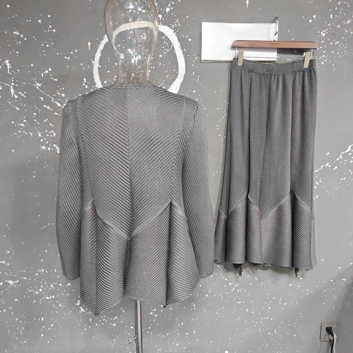 LANMREM Niche New Pleated Women's Two Pieces Set Round Collar Long Sleeve Irregular Patchwork T-shirt And Fishtail Skirt 2DB5114